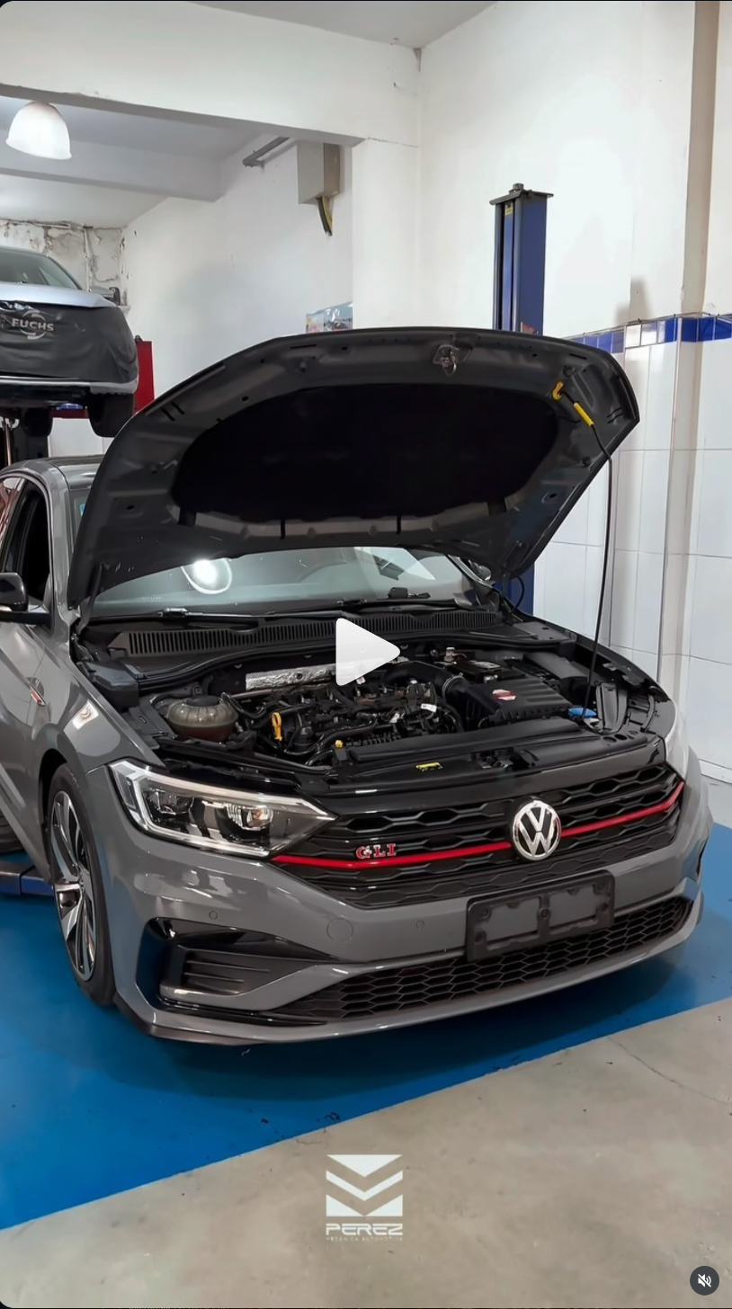 Motor do VW Jetta GLI com capô aberto na oficina